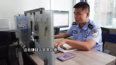 他们正偷摸做这事，突然冲进一群“陌生人”......