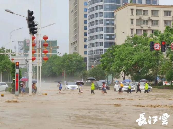 湖北恩施城区大面积被淹，各部门全力救援、数百人连夜转移