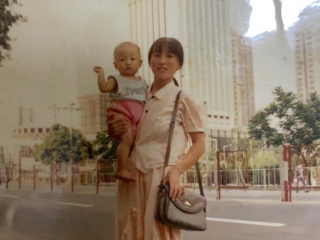 “我的青春成长与深圳相互见证” 女儿拍摄对比照片展现深圳家庭幸福传承