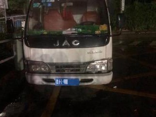 厢式货车改装后运输油品，深圳交警近日查获一辆“黑油车”