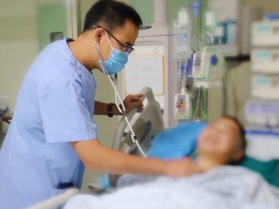 天热小心中暑，22岁小伙子爬山6小时突然昏迷进了ICU