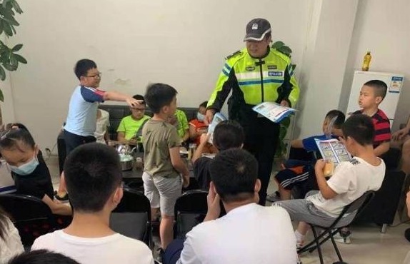 罗湖交警开展暑期前交通安全宣传教育活动