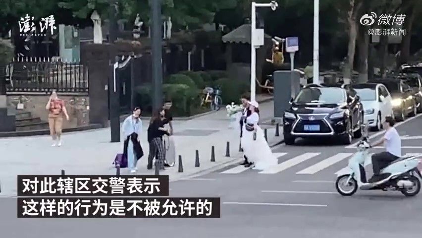 武汉新人斑马线上拍婚纱照，还摆出后仰动作
