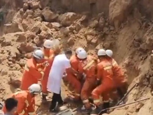 山西平遥村民挖储藏室时发生坍塌，致3死1伤