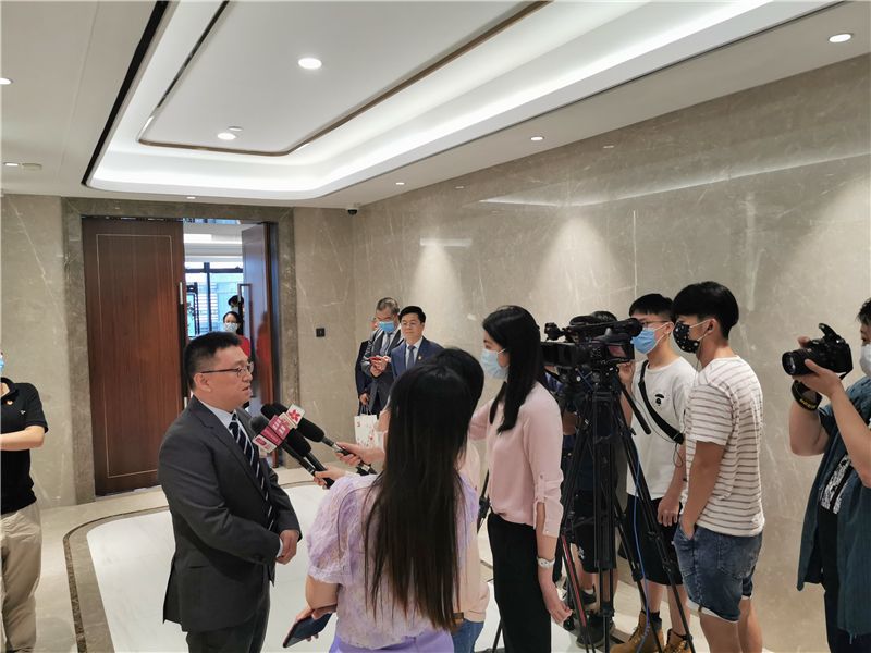 (福田待审)福田8位民营企业家提交入党申请书 畅聊党建引领民企发展  