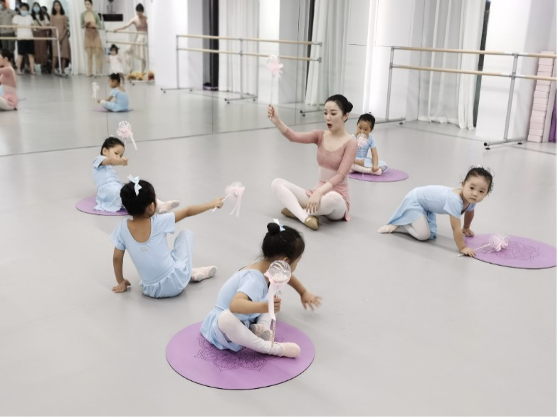感受芭蕾之美！苏菲国际艺术教育倡导“快乐芭蕾，终身芭蕾”