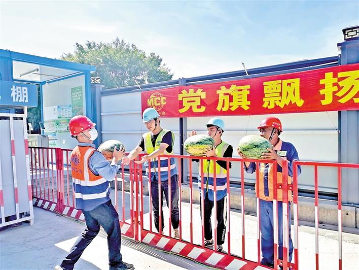 2200多斤大西瓜送到空港新城工地 为工人送上清凉助防暑降温