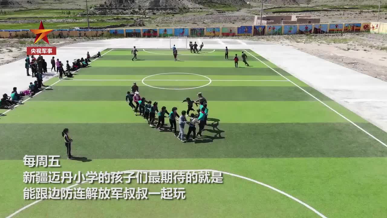 新疆迈丹小学生想当解放军