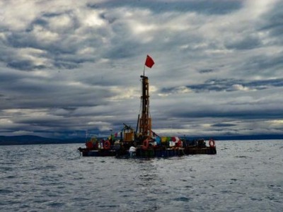 中国首次在西藏高原成功钻取百米湖芯