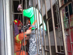 忘带钥匙变身“蜘蛛侠”？肇庆一阿姨被困4楼防盗网外
