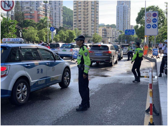一名高考生被堵路上 罗湖铁骑仅用2分钟护送至考场