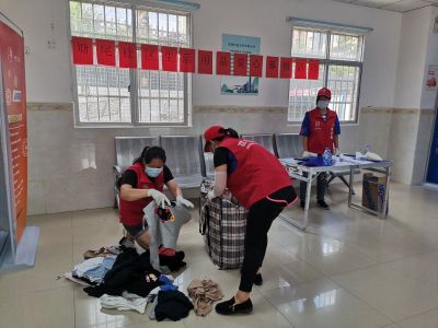 塘尾社区向广西贫困地区捐赠衣物献爱心            