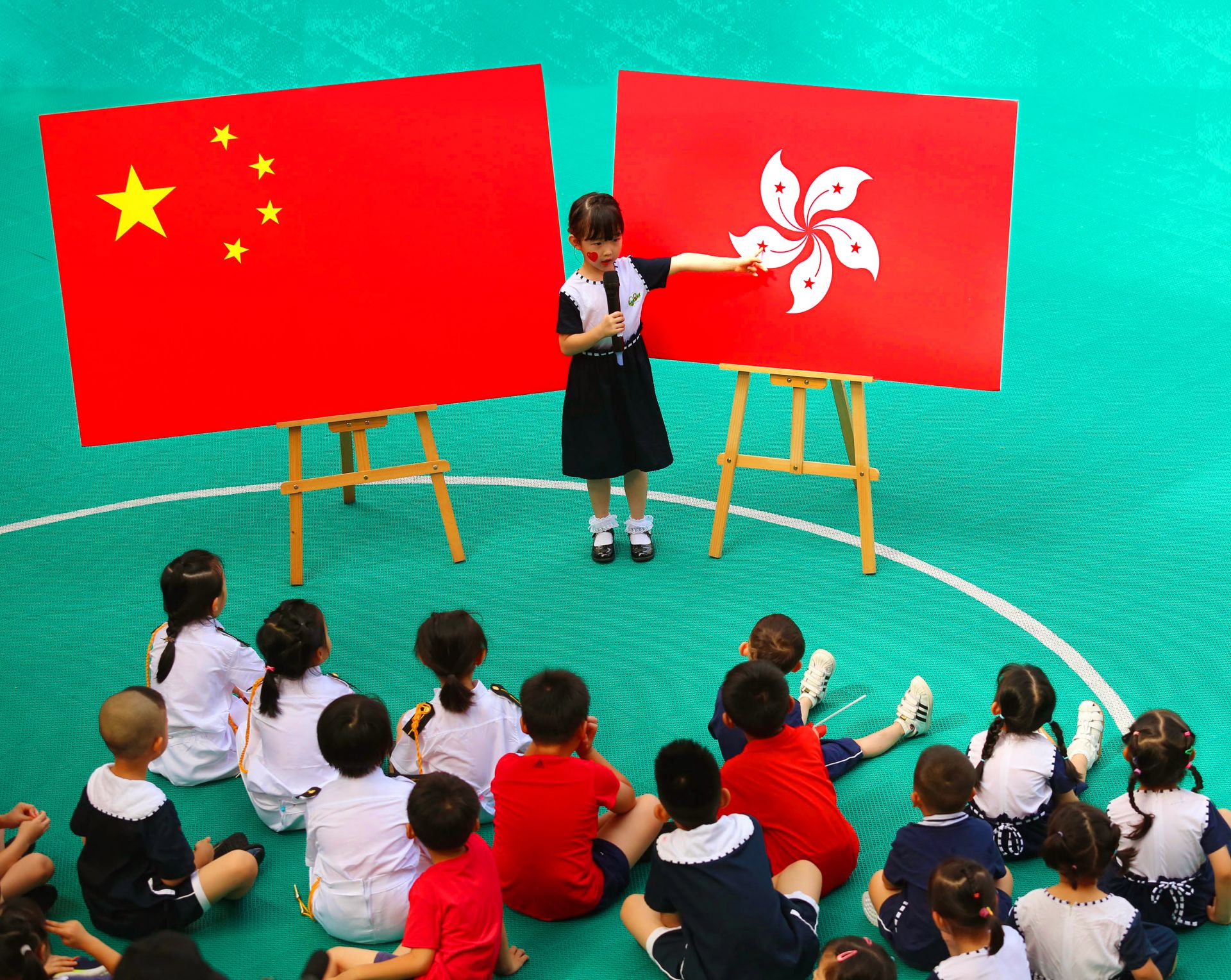 迎七一，庆回归！深圳萌娃升国旗种下爱国主义种子！