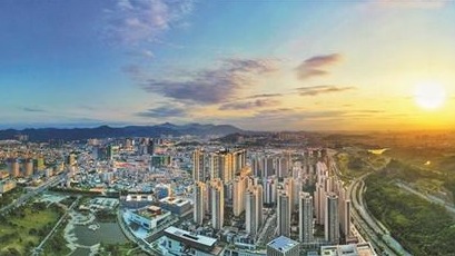 离退休老党员实地走访喜看新变化，点赞坪山跨越式发展