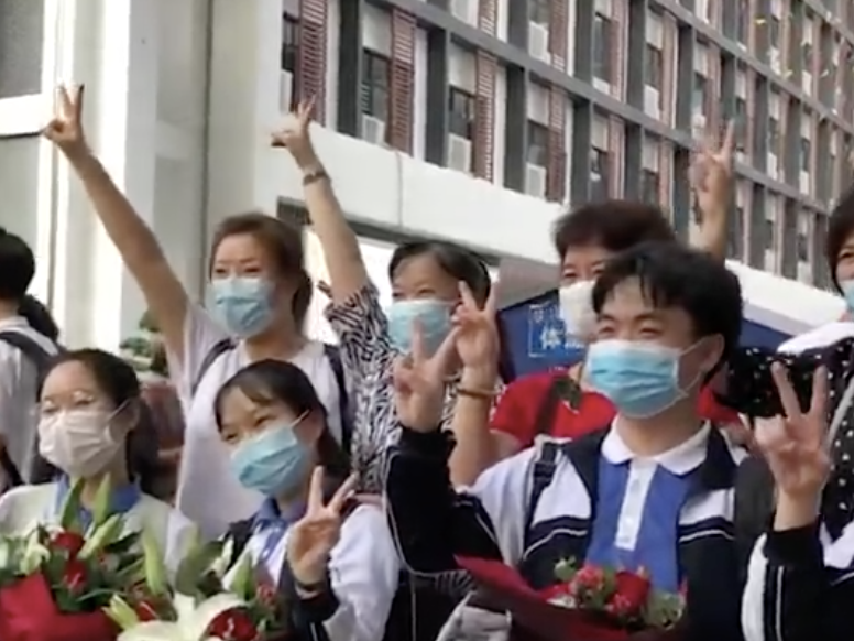 “爸妈我考完了！”“孩子你辛苦了！” 深圳学子们走出考场与家人相拥