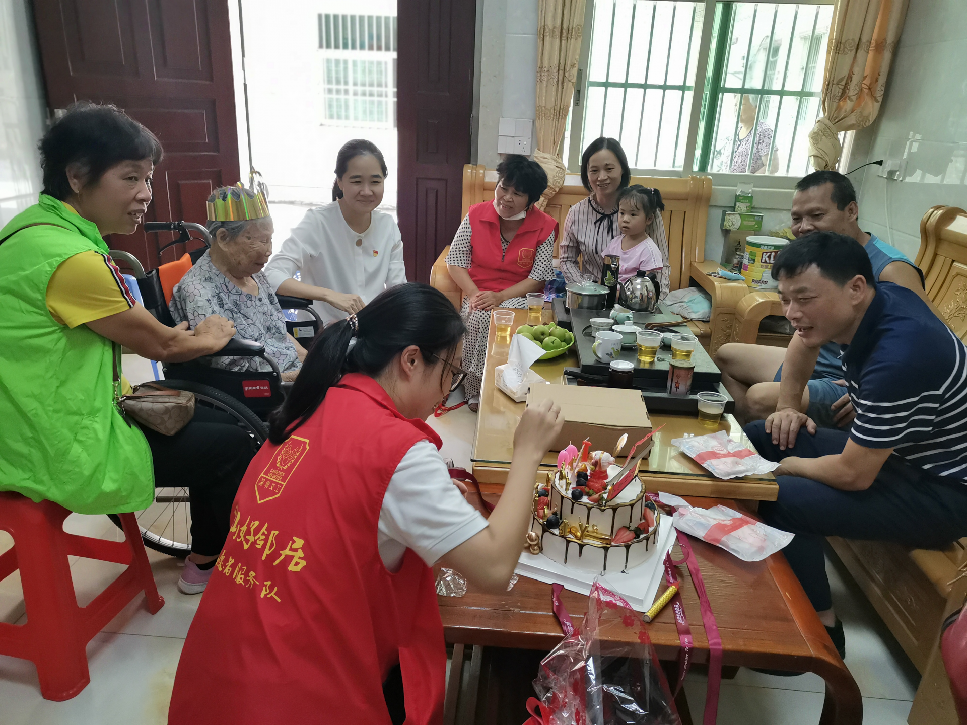 守望相助，以老助老，坪山街道好邻居项目为百岁老人祝寿