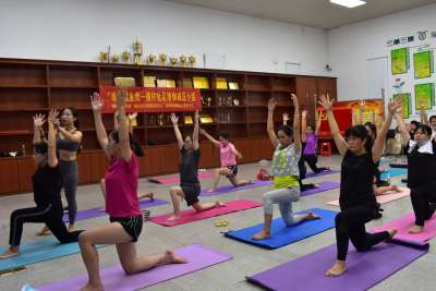 楼村社区开展瑜伽班为妈妈们减压 