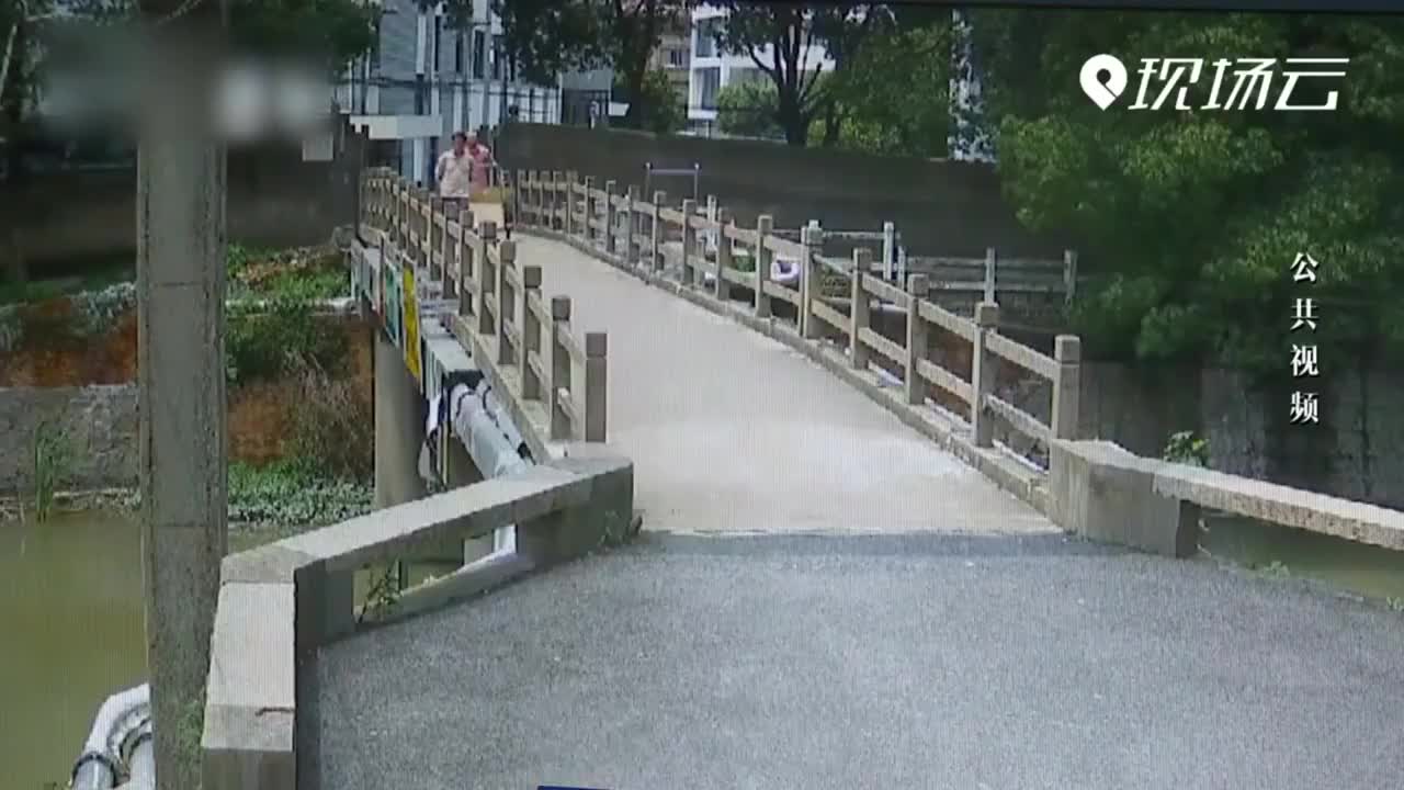 路遇落水者，六旬老人奋勇跳河救人