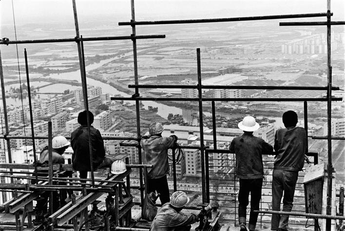 深圳经济特区40年影像志：国贸大厦三天一层楼