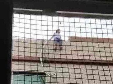 惊险！4名热心市民合力救回14岁跳楼轻生女孩