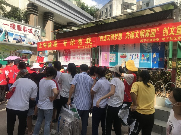 党旗飘飘迎“八一”，莲塘街道禁毒宣传活动进社区