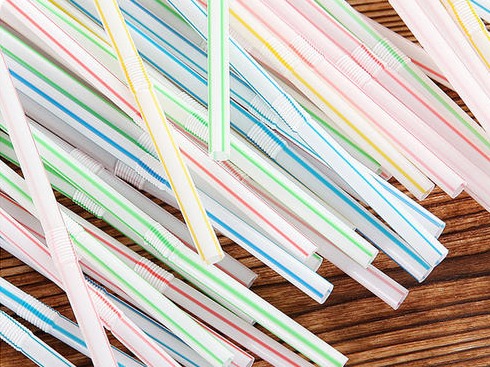  塑料吸管年底禁用 成本和使用体验是待解难题