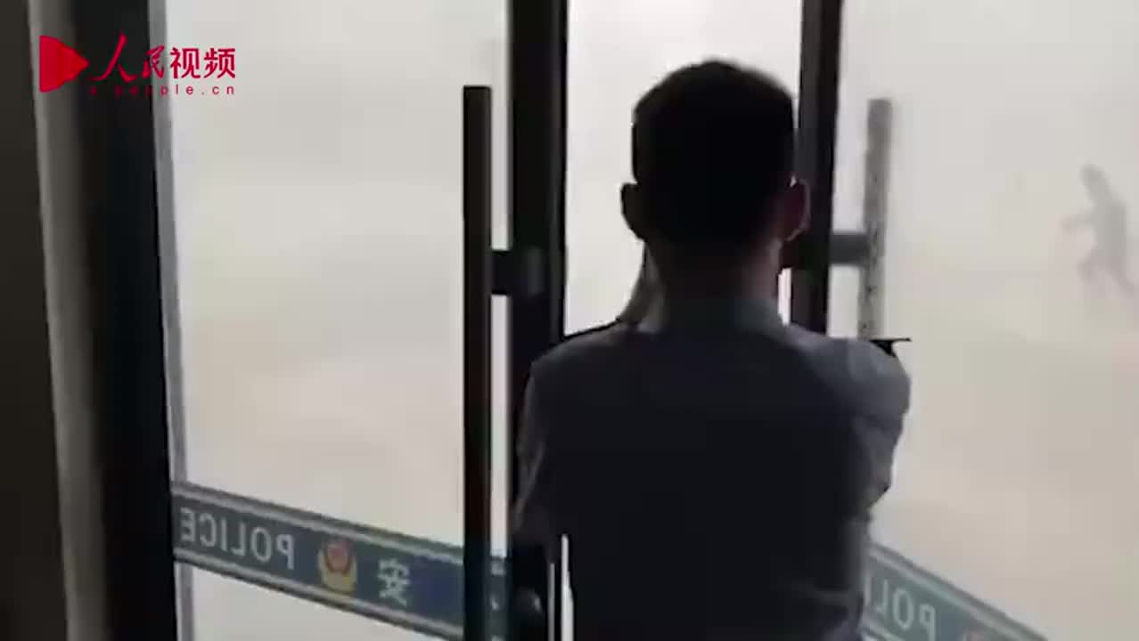 温暖这座城！民警喊雨中行人进警亭躲雨