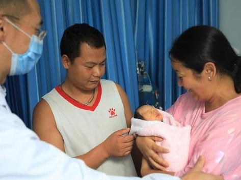 经过5天5夜的人工按压复苏球治疗，西藏察隅早产儿成功救活