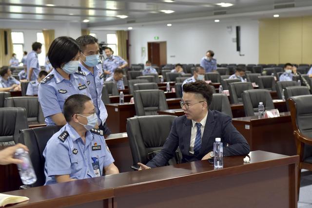 当《民法典》来到深圳强戒二所，好学的小脑袋全都围过来了
