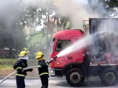 视频 | 福田北环大道一货车起火 消防员5分钟扑灭火势现场无人员伤亡