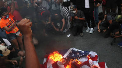 美国抗议者齐聚白宫外焚烧国旗，高喊：美国从未伟大过