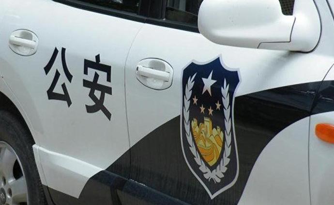 广东高州一男子持刀砍伤民警，警方开枪将其制服
