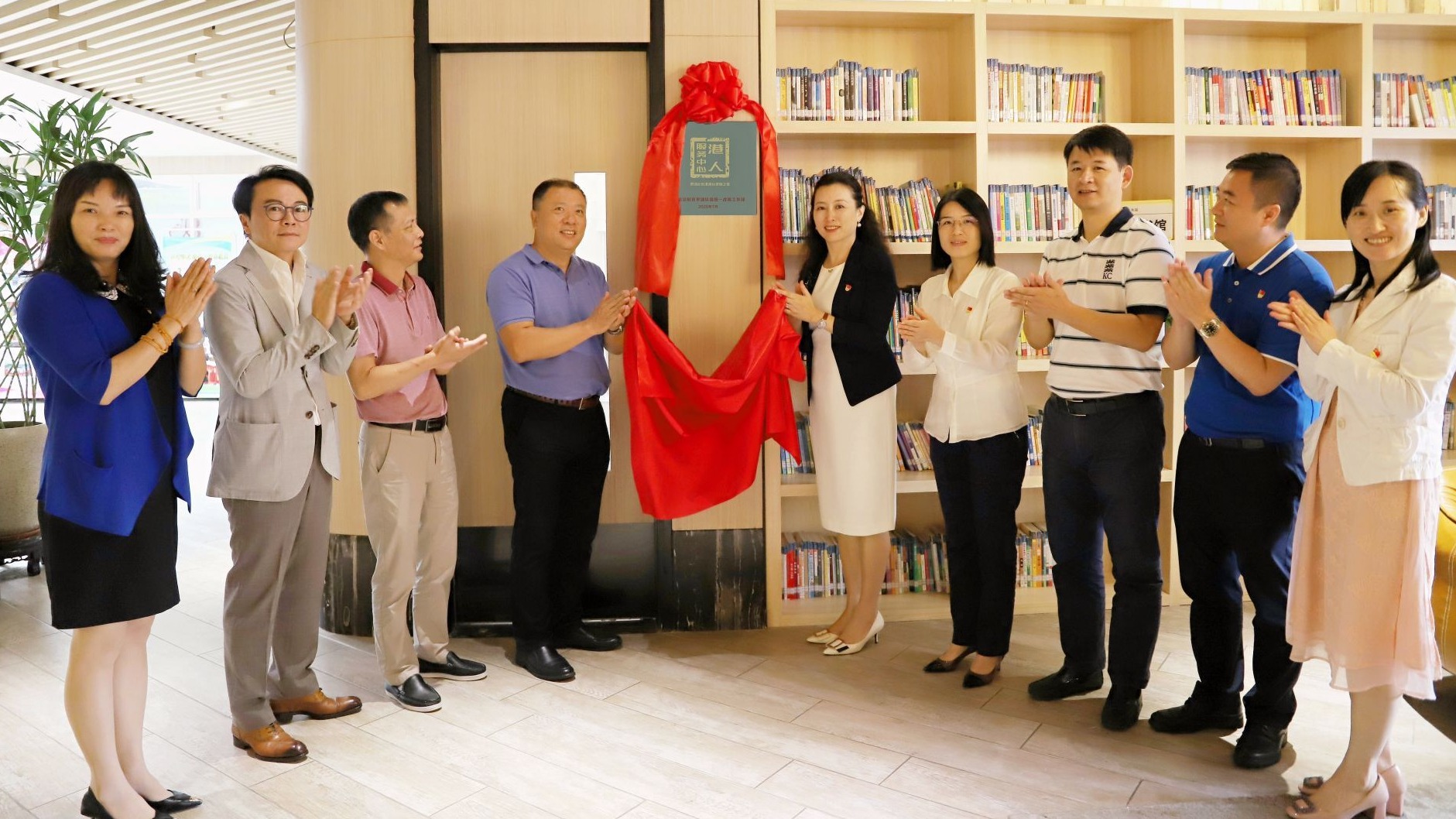 罗湖区首批“港人服务中心”揭牌，为促进深港更紧密交流合作贡献“罗湖智慧”