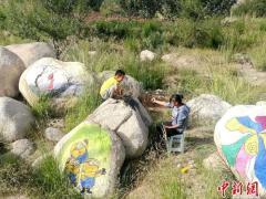 甘肃肃州戈壁废石滩变“艺术天堂”：涂鸦创作引客来