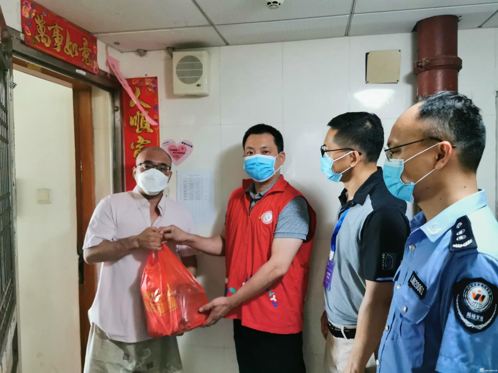 罗湖疫情联防联控中闪耀着港籍志愿者的身影，他们服务独居高龄长者、官方信息“搬运工”……