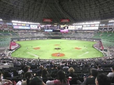 日本足球棒球联赛允许观众进场，禁止唱歌呐喊等助威行为