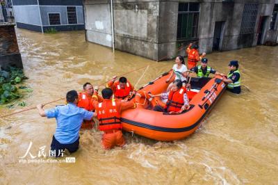 习近平指示防汛救灾人民至上、生命至上 各地各部门强化落实、众志成城