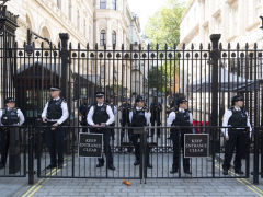 英国一警察以膝盖跪压颈部制服嫌犯 已被停职处分