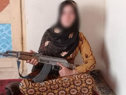 英媒：塔利班武装闯入家中杀害父母，阿富汗少女举枪击杀两人