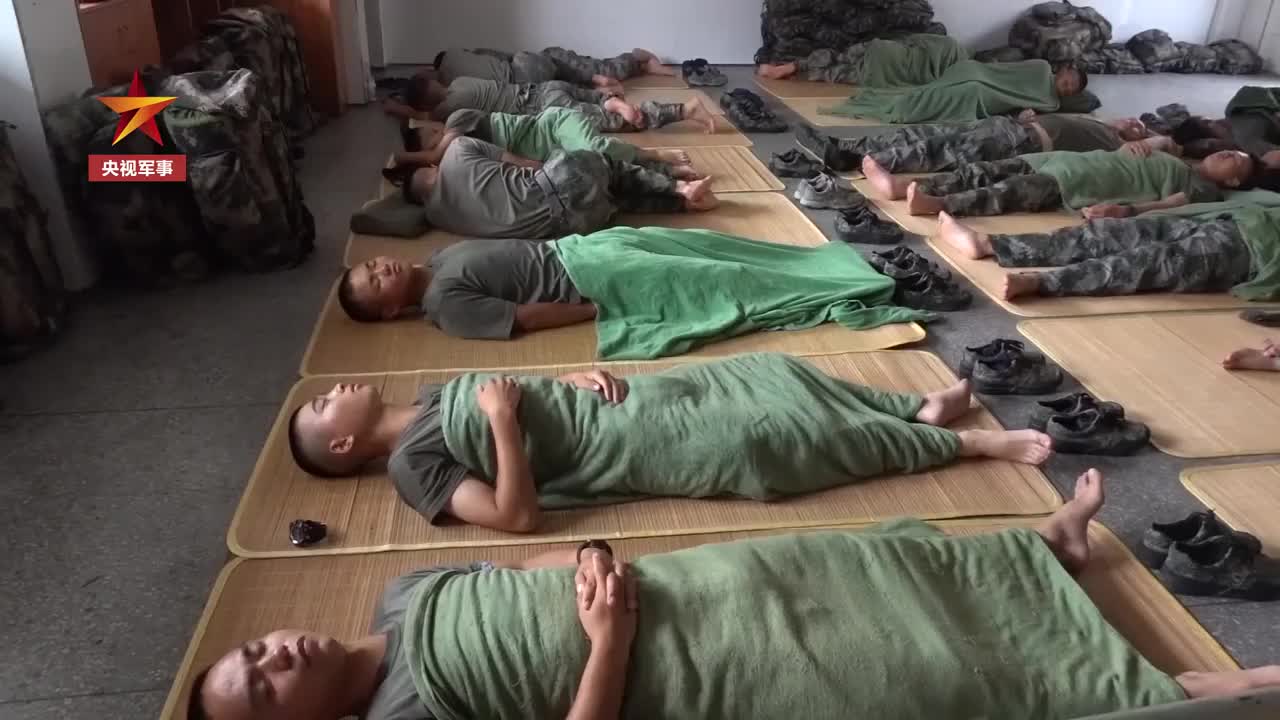兵妈妈为抗洪儿子做米粑