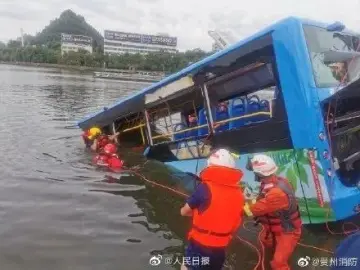 痛心！贵州安顺公交车坠湖已致21人死亡