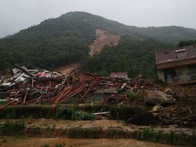 湖北黄冈：强降雨致山体滑坡 5户9名群众被埋