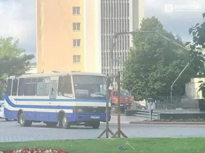 一名武装人员在乌克兰一辆大巴车上劫持约20名人质