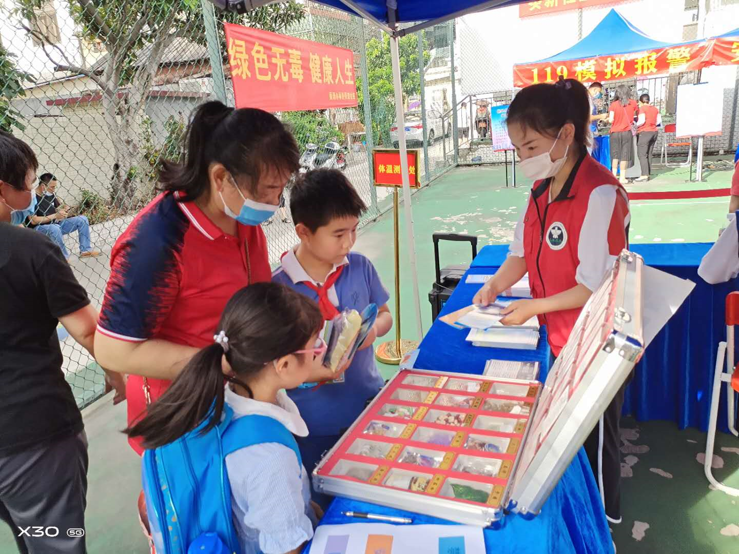 结合仿真模型讲解毒品危害  大鹏禁毒活动进社区