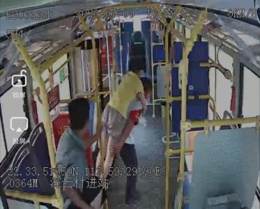 暖心：深圳公交驾驶员董红昌抱残疾乘客上车 