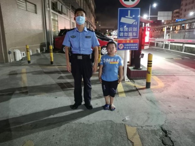 深圳小萌娃凌晨3点马路上闲逛，只因嘴馋想吃糖