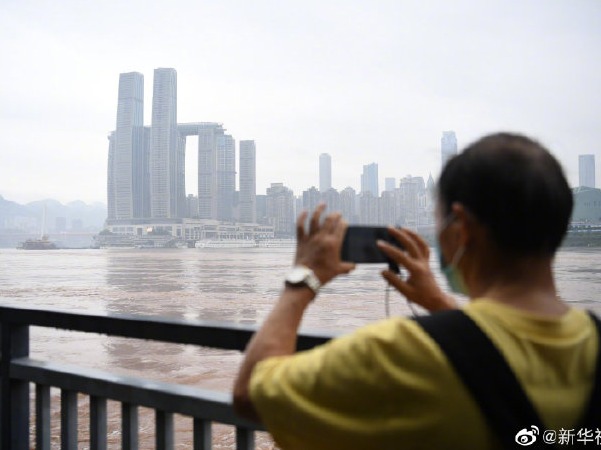 长江2020年第2号洪水通过重庆主城 接近警戒水位