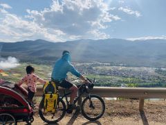 “90后”爸爸和4岁女儿千里骑行上西藏