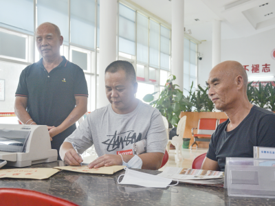 东莞三名见义勇为好市民把奖金全捐了：“救人不是为了钱”
