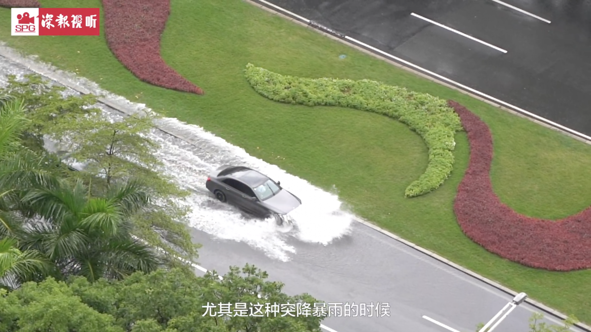 暴雨突袭，奔驰过积水不减速当场“趴窝”